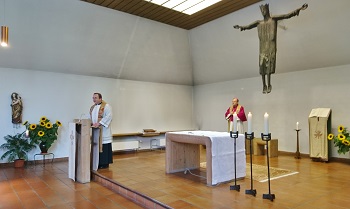 Foto von Weihbischof Wörner und Pfarrer Krammer bei der Visitation